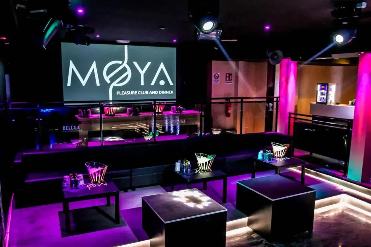 Il Moya, un nuovo futura disco club, pronto ad accogliere la notte con luci al neon e divani in pelle.