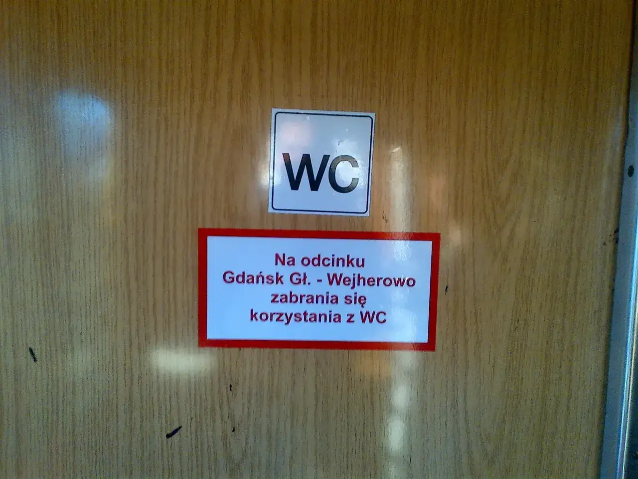 Znak WC na drzwiach. Na odcinku Gdańsk Gł. - Wejherowo zabrania się korzystania z WC.