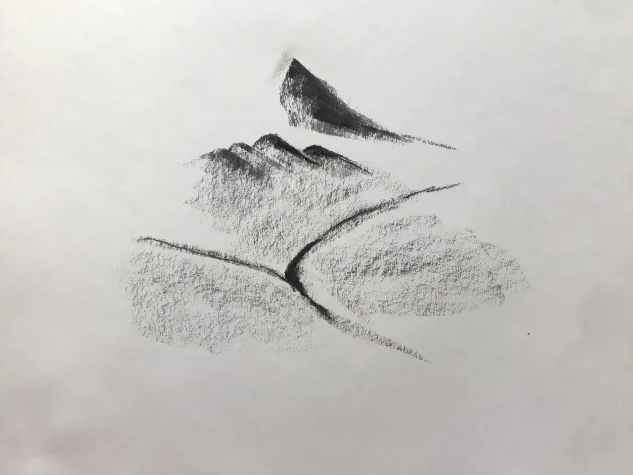 Un evocador dibujo carboncillo de monta&ntilde;as escarpadas, con un pico solitario dominando el paisaje.