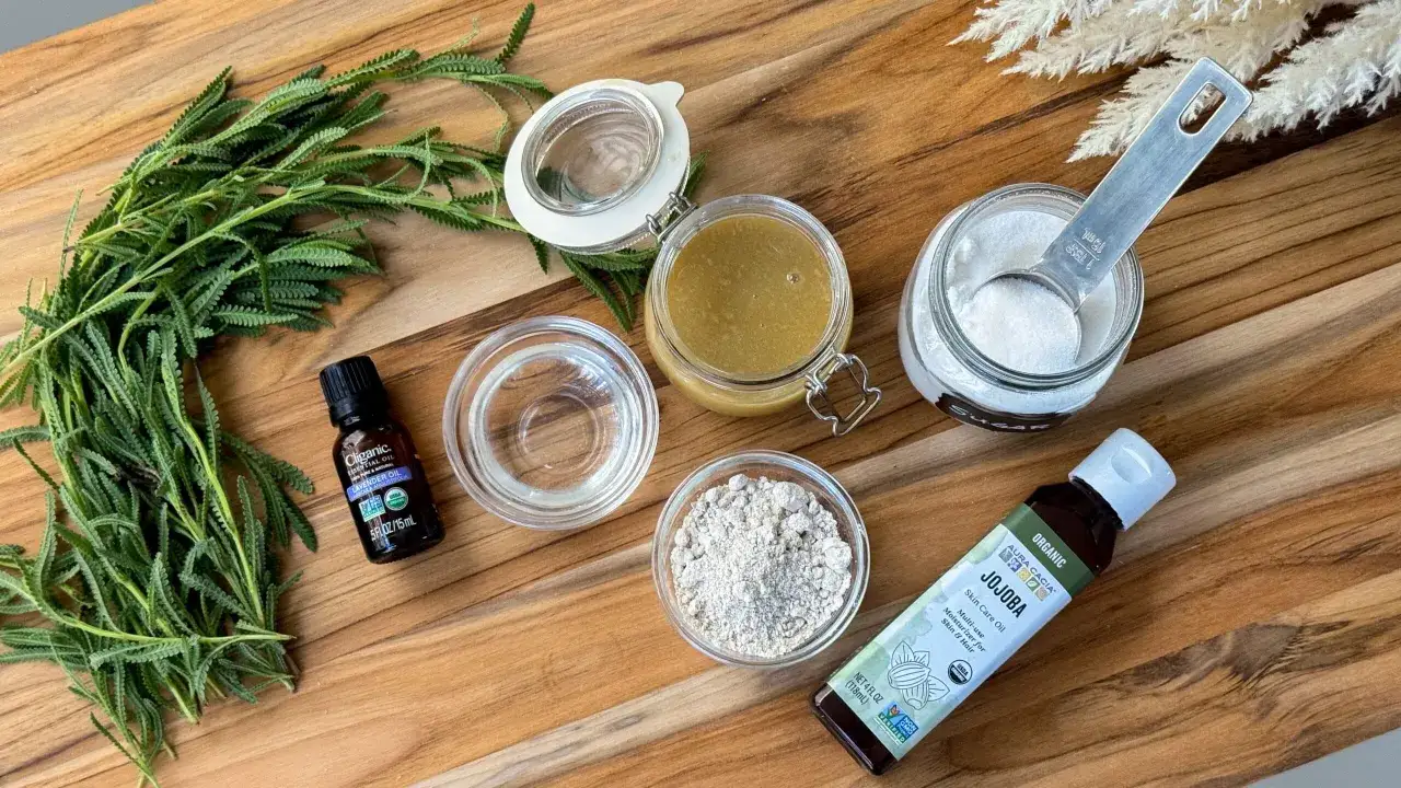 Składniki do naturalnego peelingu do sk&oacute;ry głowy: lawenda, olej jojoba, cukier, woda i proszek.