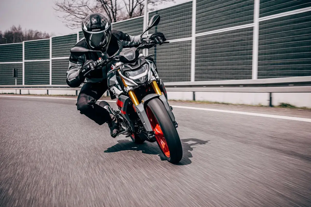 Motocyklista w pełnym stroju śmiga na BMW G310R. Poznaj jego dane techniczne i poczuj prędkość!