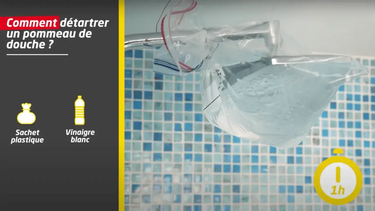 Un pommeau de douche bouch&eacute; trempe dans un sac plastique rempli de vinaigre blanc pour le d&eacute;tartrer.