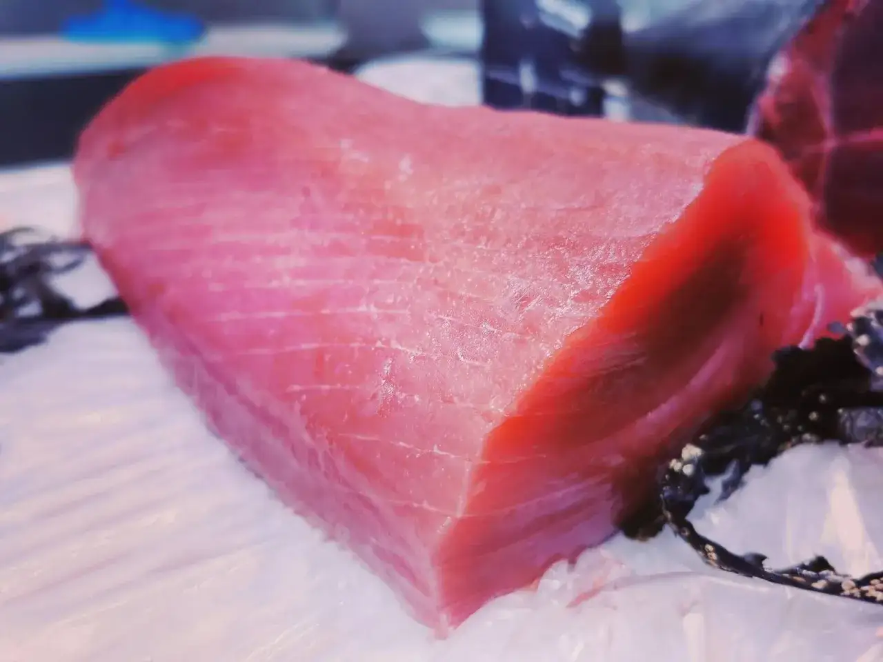 Un beau morceau de thon poisson, d'un rose vif, prêt à être dégusté.
