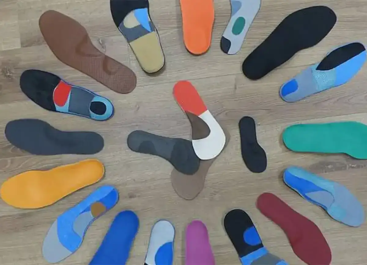Assortiment de semelles orthopédiques de différentes couleurs et formes, conçues pour soulager les douleurs, y compris celles liées à un semelle durillon.