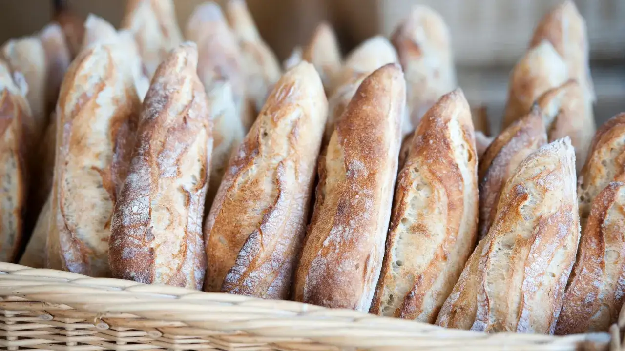 Ein Korb voller frisch gebackener Baguettes, bereit zum Auftauen und Genießen.