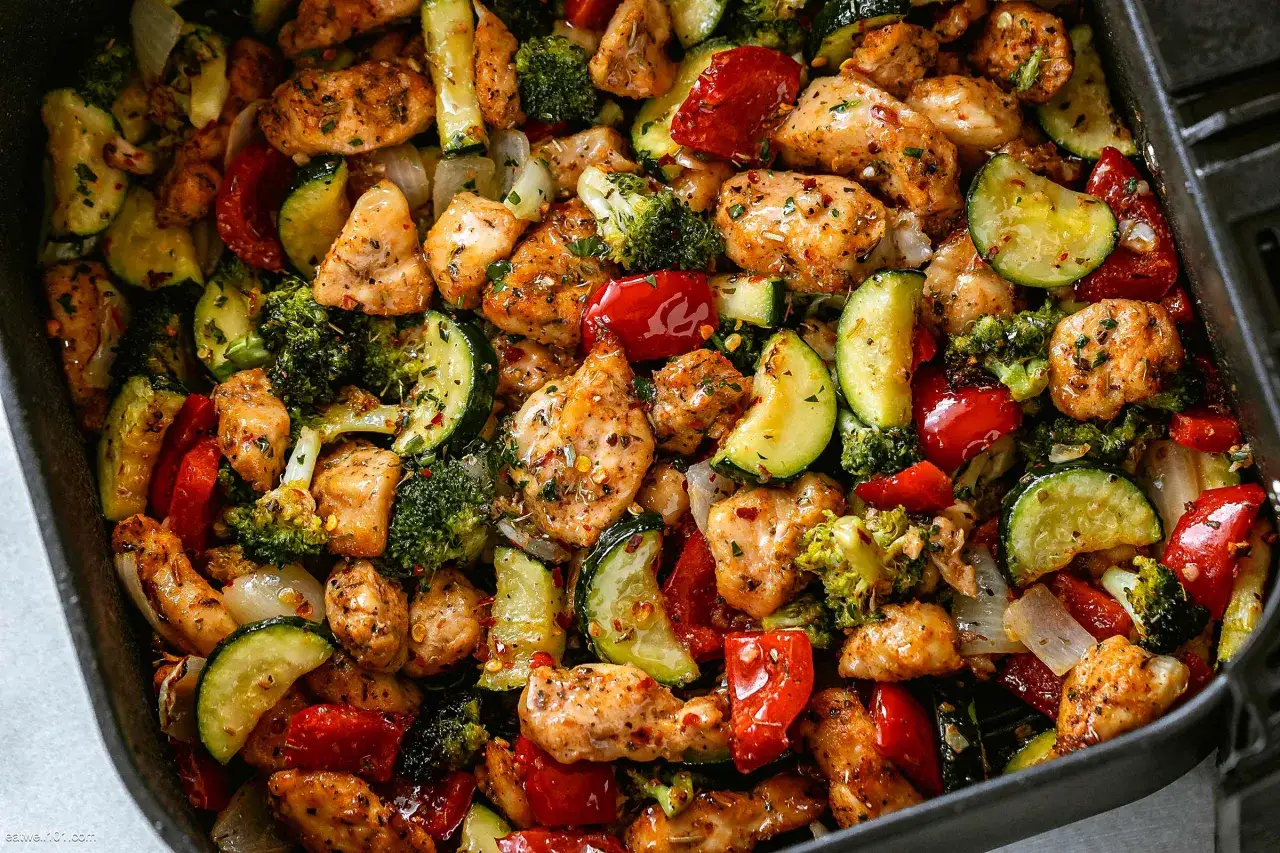 Pyszne, pieczone kawałki kurczaka z brokułami, cukinią i papryką. Idealne fit przepisy airfryer na szybki obiad.