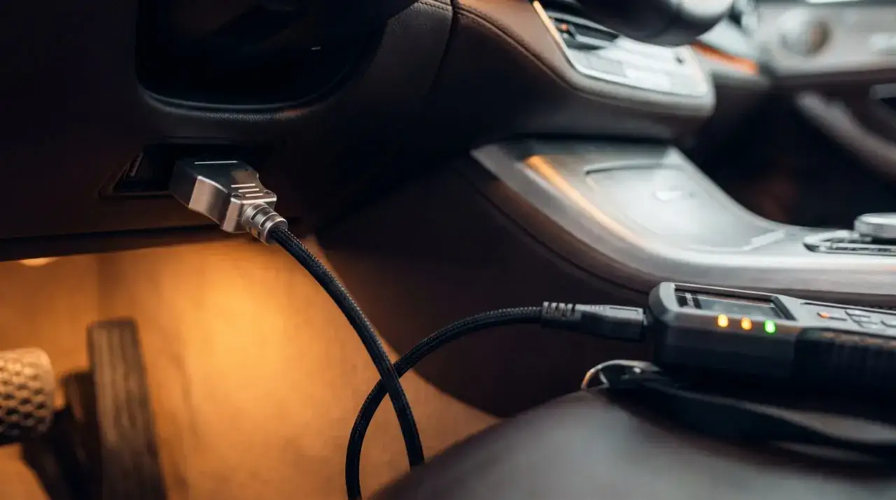 Herramienta conectada al coche para reprogramar. Averigua cuanto cuesta reprogramar un coche y optimizar su rendimiento.