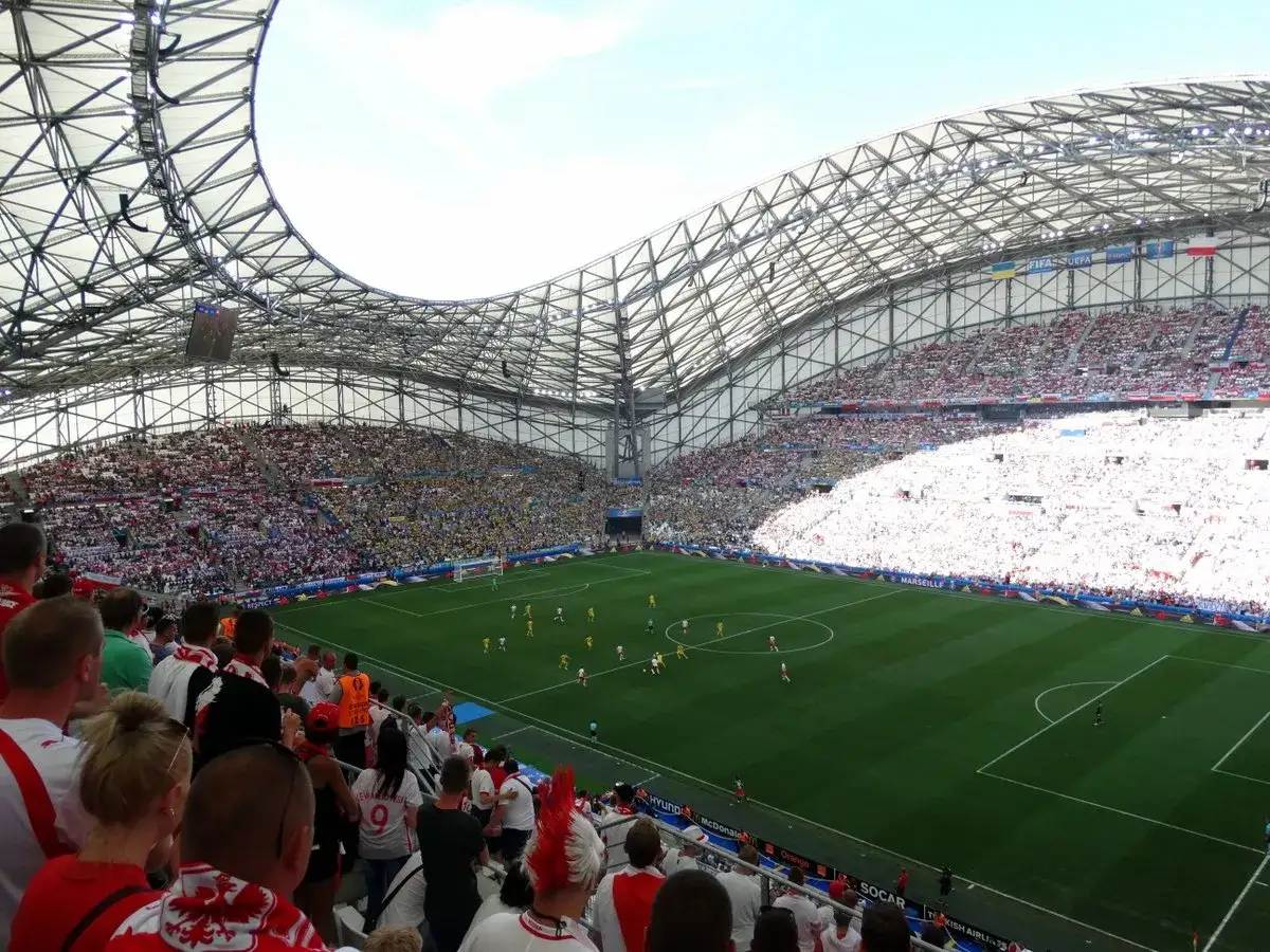 Widownia na stadionie w Monaco, kibice w biało-czerwonych barwach tworzą morze flag. Piękny widok!