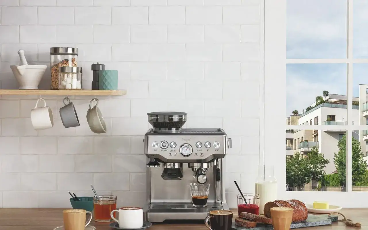 Sage Barista Express Anleitung: Kaffeemaschine mit integriertem Mahlwerk, bereit f&uuml;r perfekten Espresso.