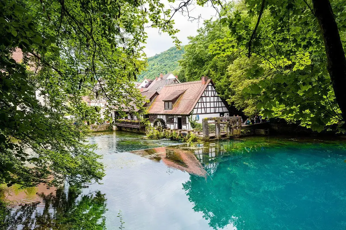 Fachwerkh&auml;user am blauen Wasser, ein Wasserrad dreht sich. Hier kann man in Ulm eine malerische Idylle genie&szlig;en.