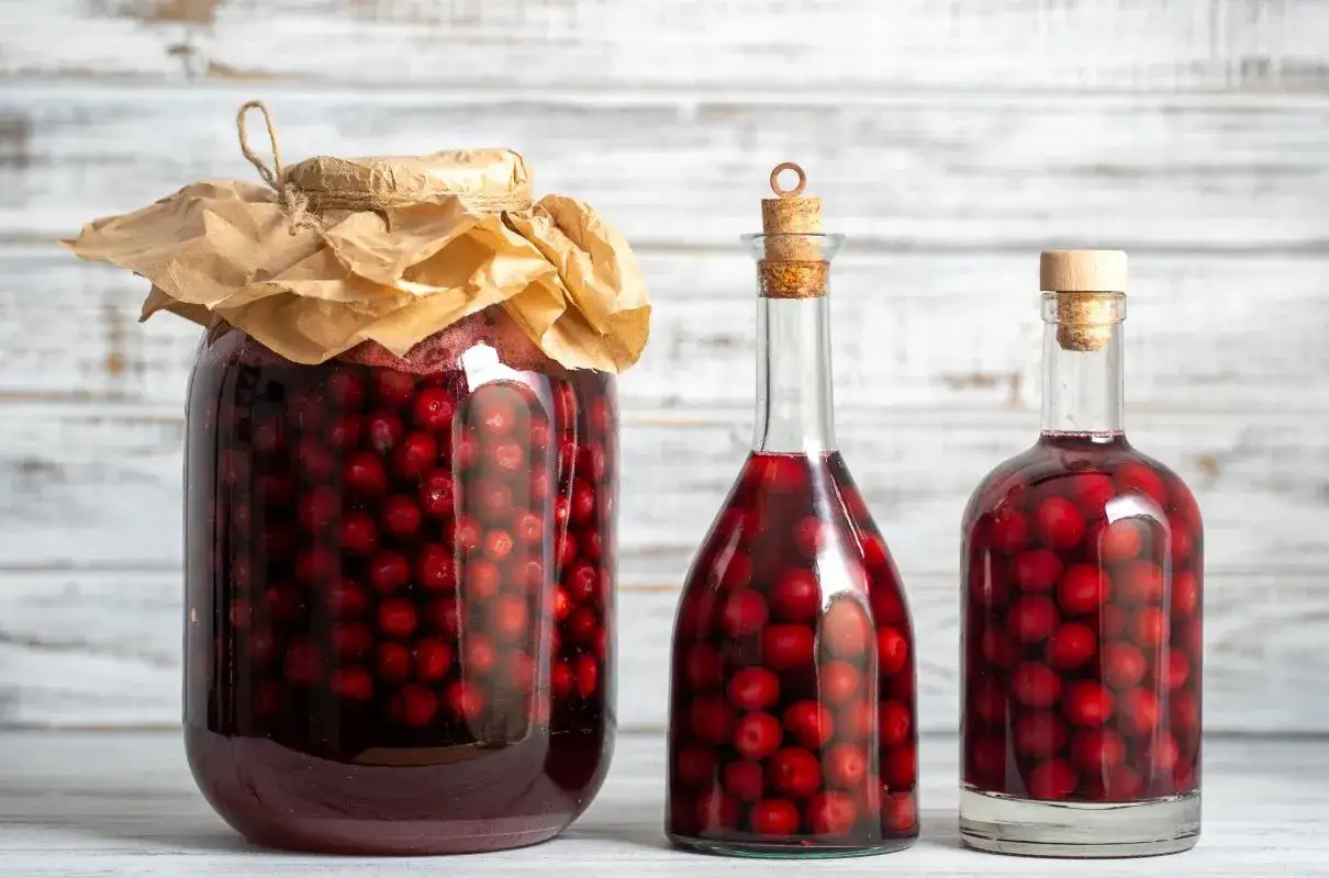 Szybka nalewka z wiśni na spirytusie w dużym słoju i dw&oacute;ch butelkach. Wiśnie w alkoholu.