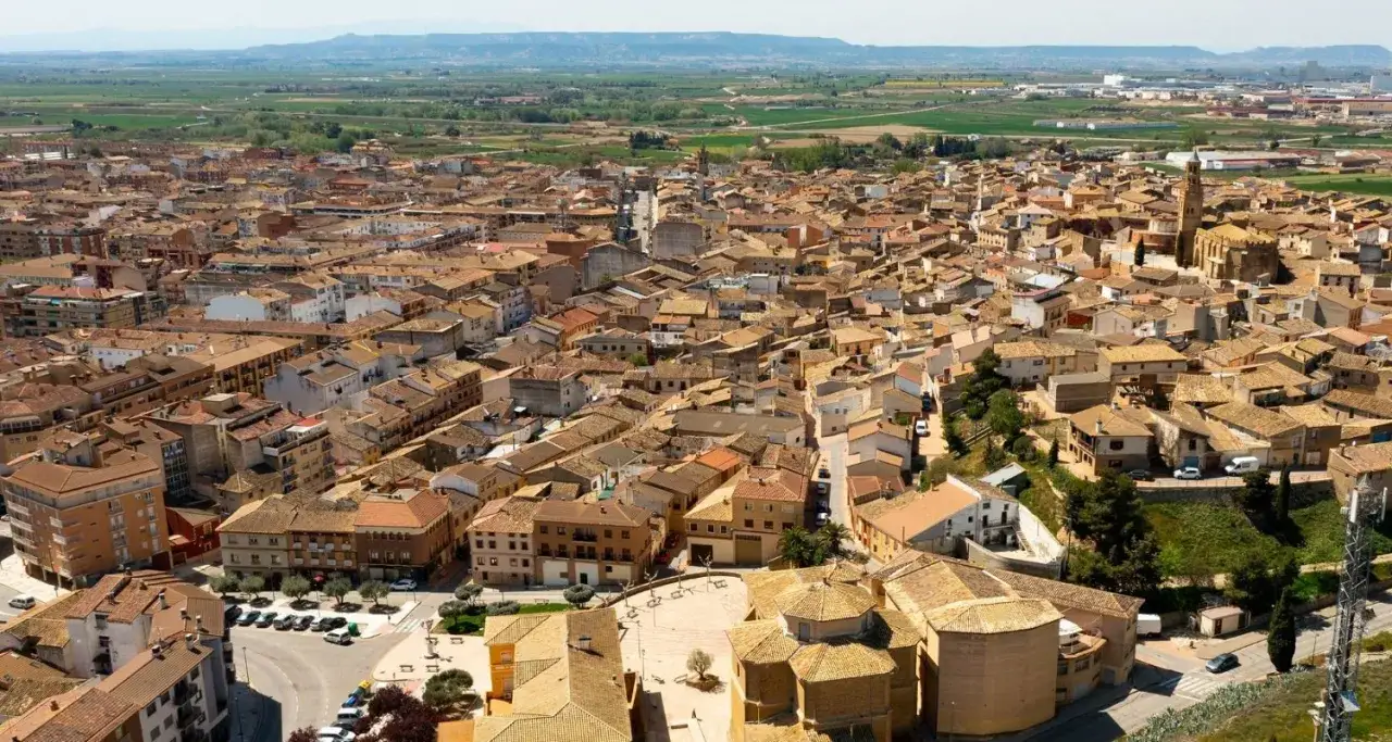Vista aérea de un pueblo español con tejados de teja, donde la **ejea de los caballeros** se extiende hasta el horizonte.