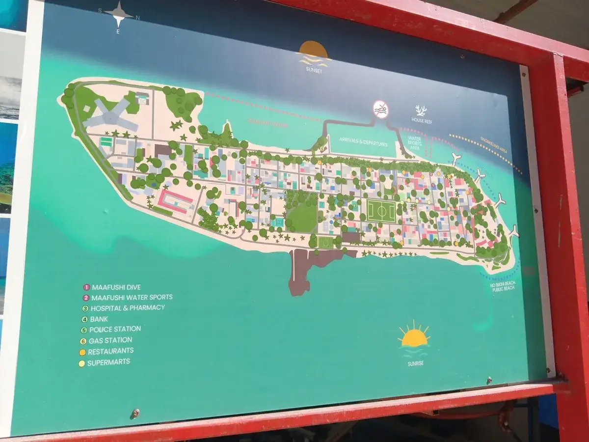 Mappa dell'atollo Maafushi con indicazioni per immersioni, sport acquatici, ospedale, banca, polizia, ristoranti e supermercati.