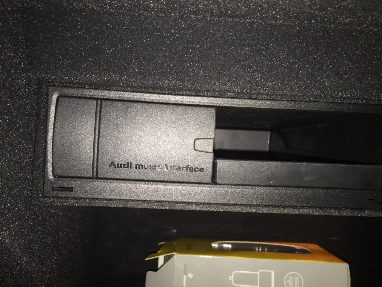 Schowek w Audi A4 B8 z napisem 