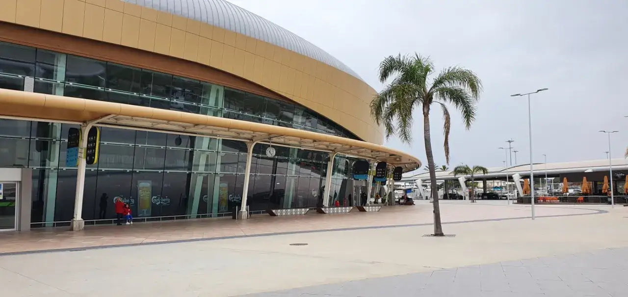 Moderner Flughafen in Portugal, Algarve, mit Palmen und Glasfassade.
