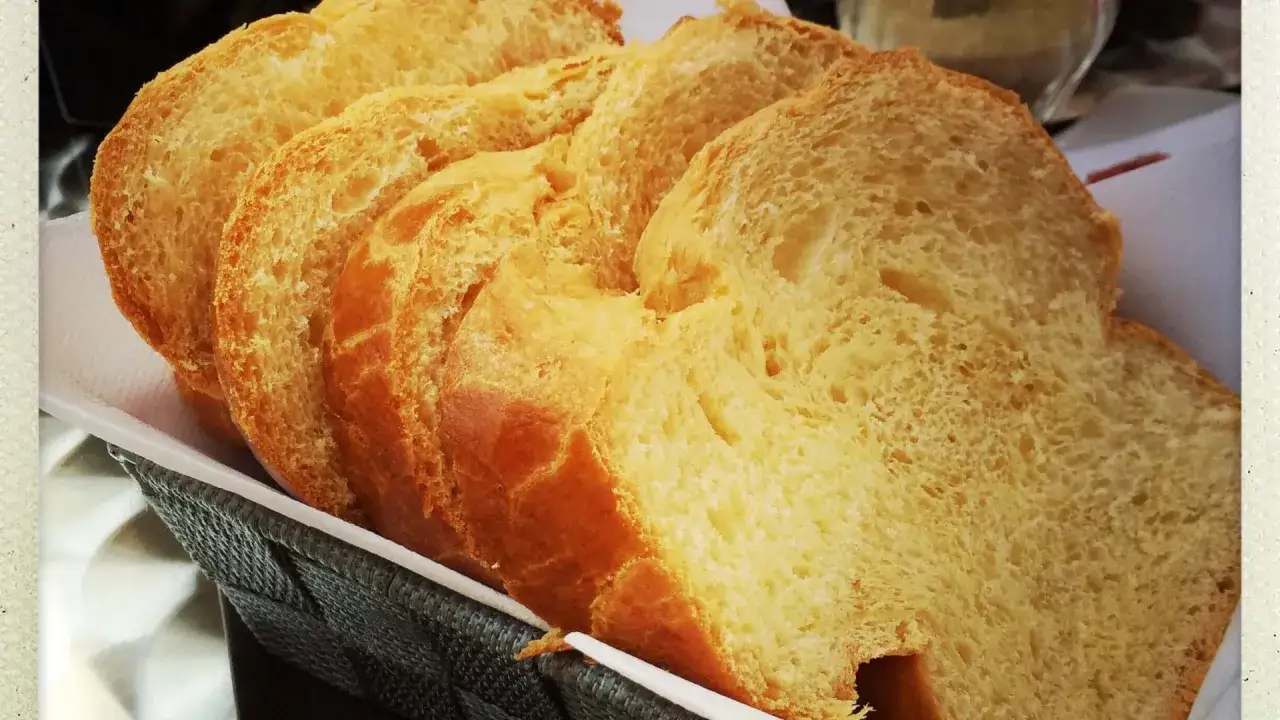 Tranches dorées de brioche vendéenne, moelleuses et aériennes, présentées dans un panier.