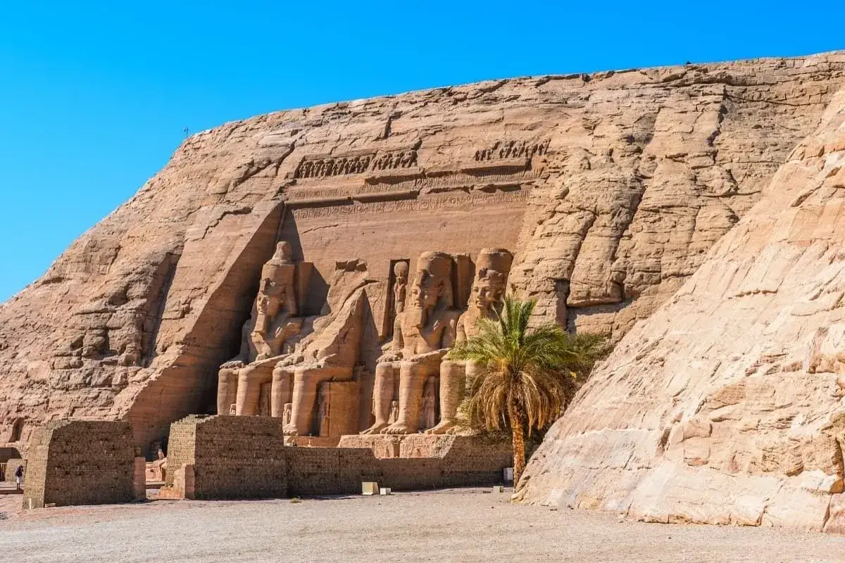 Wielkie posągi faraonów w skalnym mieście w Egipcie, Abu Simbel.