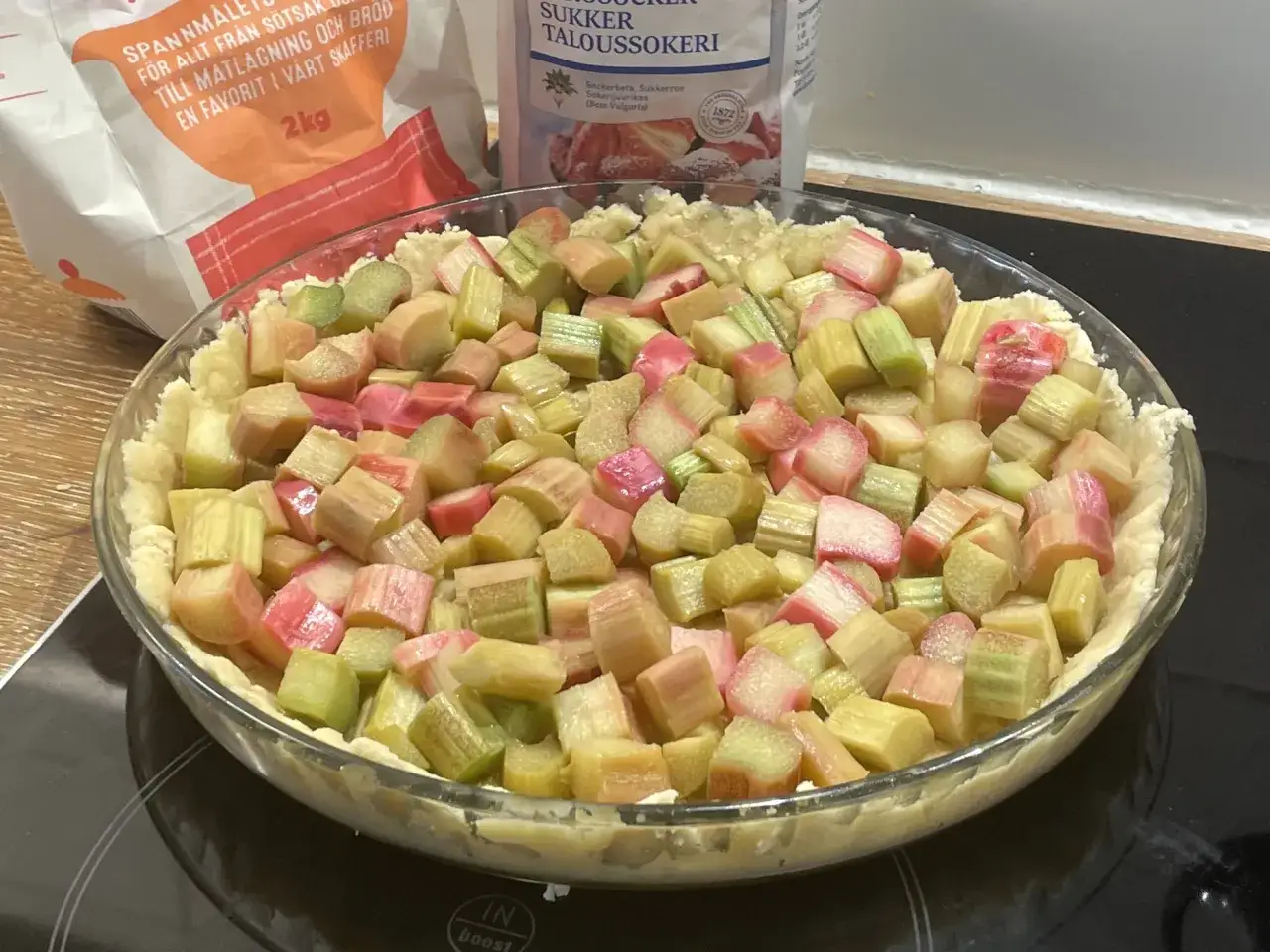 En gammaldags rabarberpaj med en krispig botten, fylld med saftiga rabarberbitar. Snart redo för ugnen!