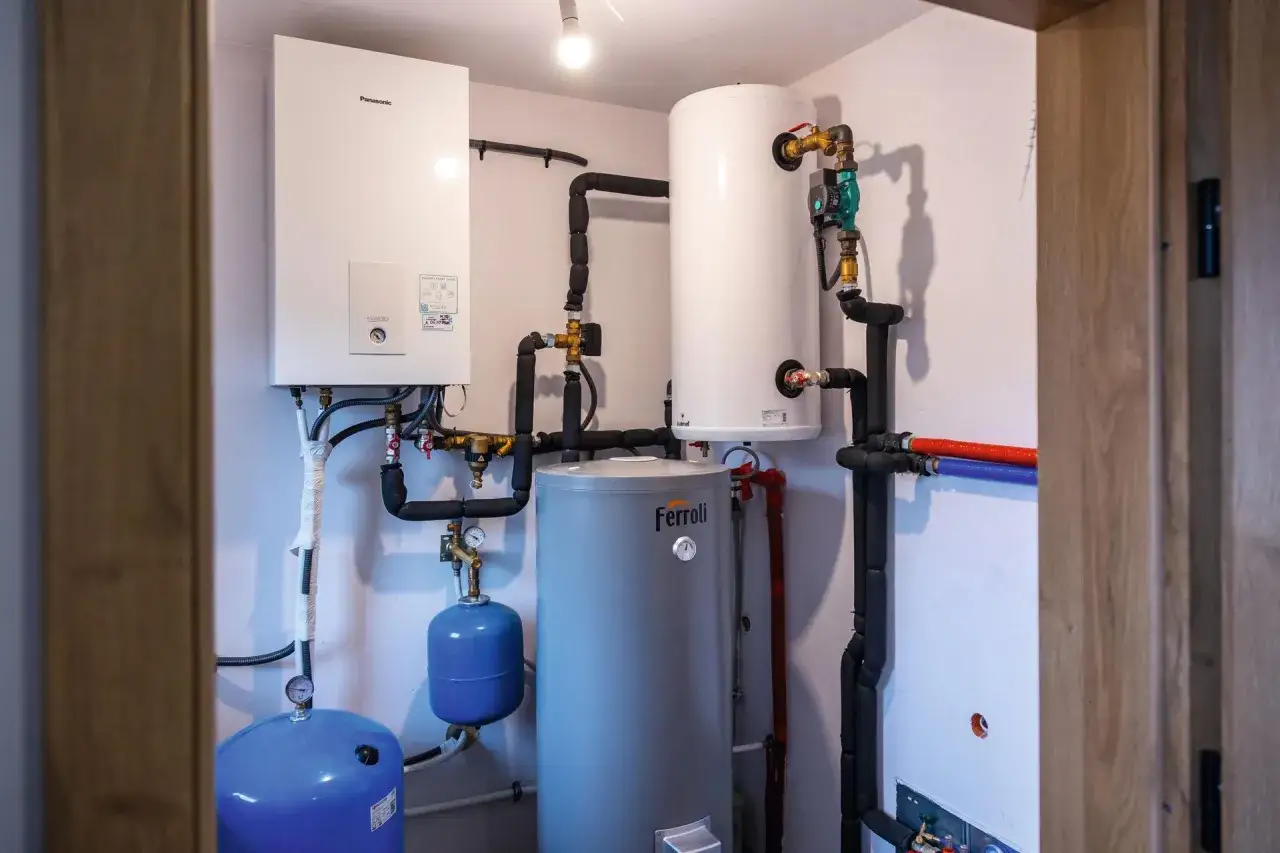 Nowoczesny system grzewczy z pompą ciepła i zasobnikiem wody. To rozwiązanie pokazuje, jak ogrzać dom bez pieca, oszczędzając energię.