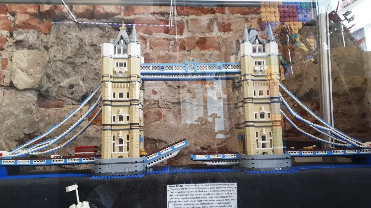 Kraków atrakcje dla dzieci: model Tower Bridge z klocków, idealny dla małych budowniczych.