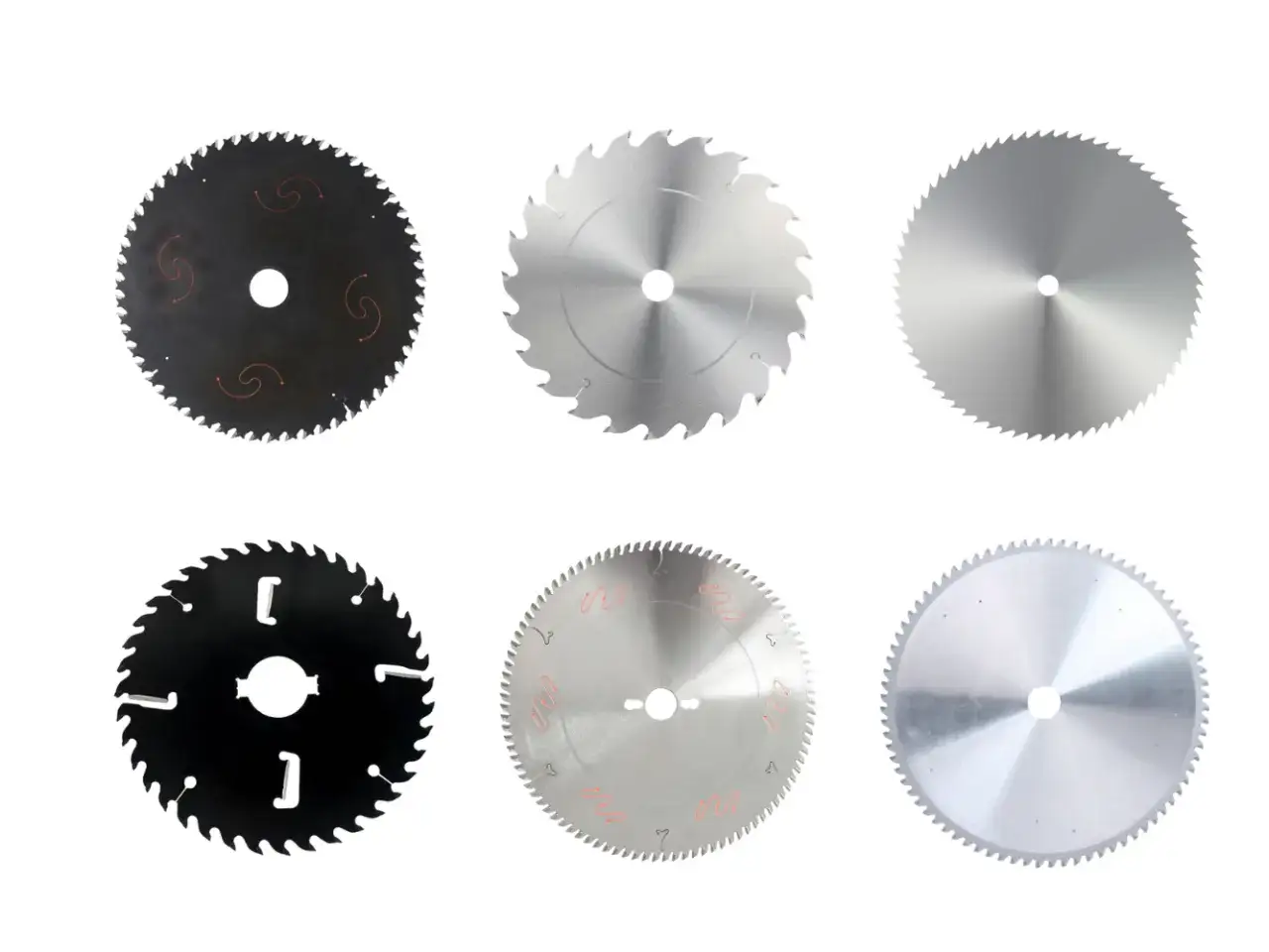 Six lames de scie circulaires, certaines noires pour le bois, d'autres argentées pour le métal, illustrant la différence scie à bois scie à métaux.