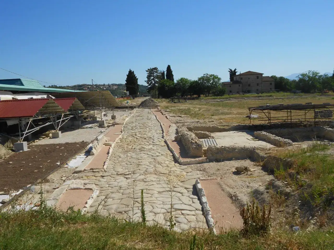 Antica strada romana a Castelleone di Suasa, con resti archeologici e coperture protettive.