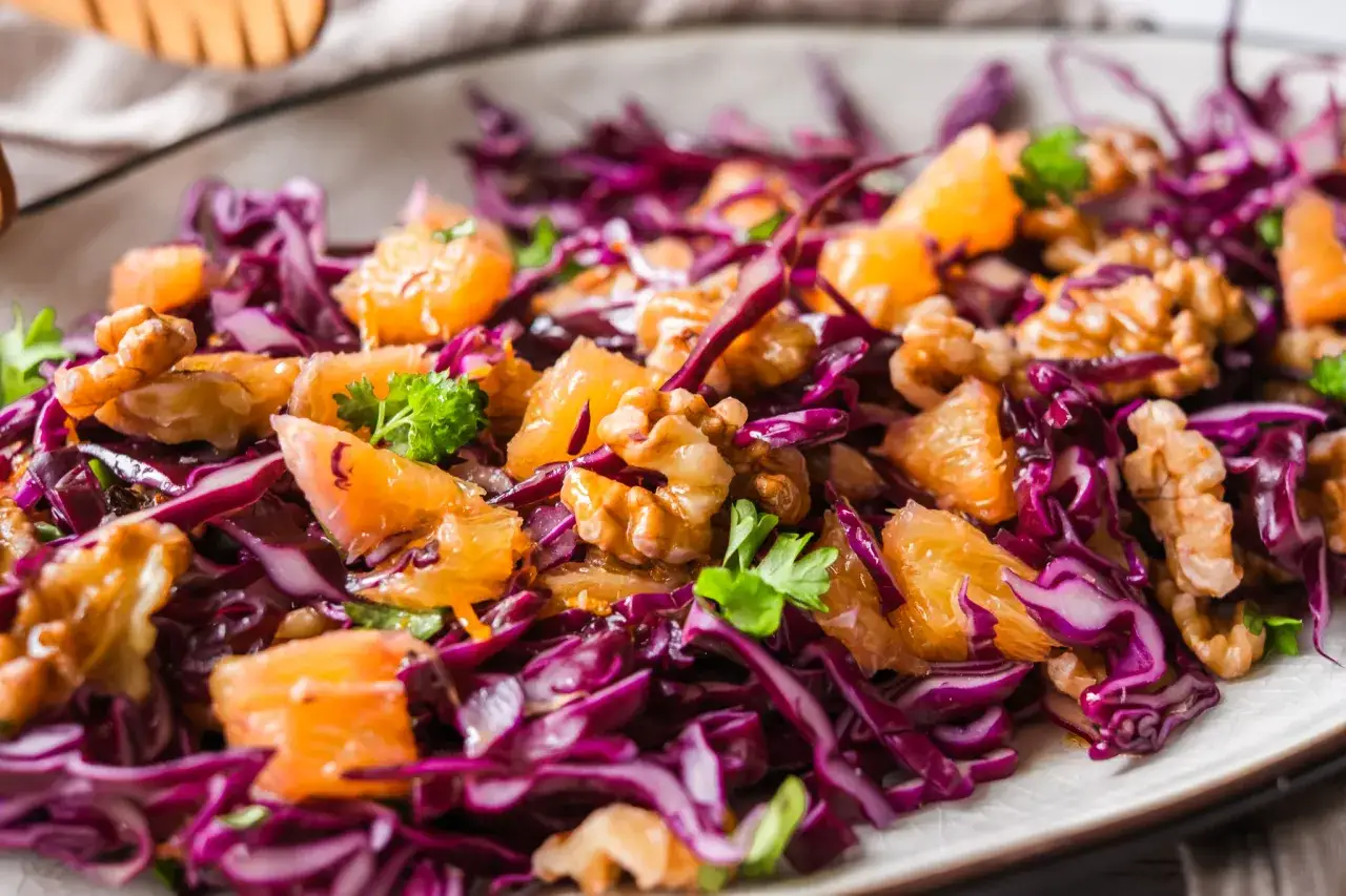 En fr&auml;sch 3 veckors sallad med r&ouml;dk&aring;l, apelsinbitar och valn&ouml;tter. Perfekt f&ouml;r en l&auml;tt lunch eller middag.