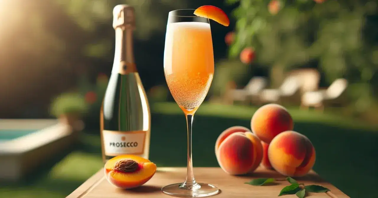 Orzeźwiający drink Bellini z prosecco i brzoskwiniami, idealny na letnie popołudnie w ogrodzie.