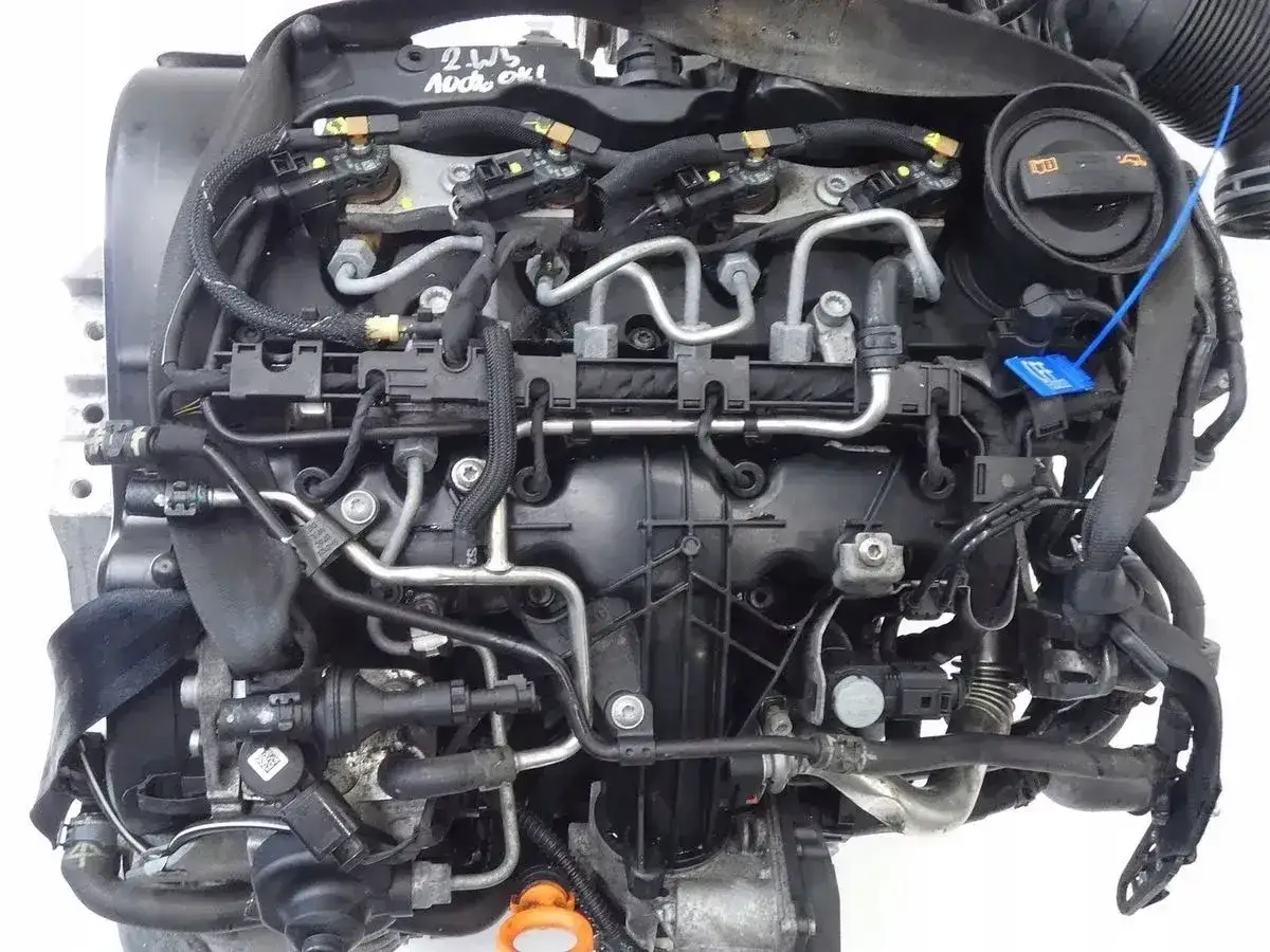 Silnik 2.0 TDI CR, z widocznymi wtryskiwaczami i przewodami paliwowymi. Zastanawiasz się, ile wytrzyma silnik 2.0 tdi cr?