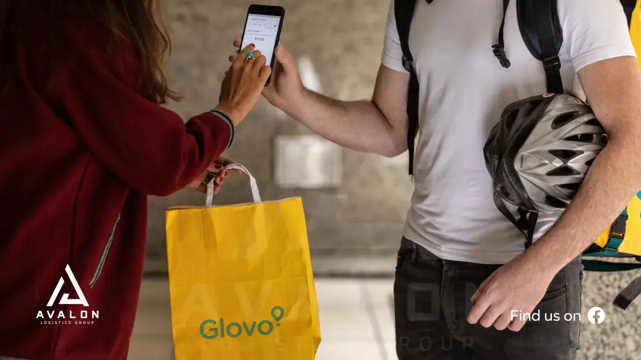 Kobieta płaci za dostawę Glovo telefonem. R&oacute;żne glovo metody płatności są dostępne.