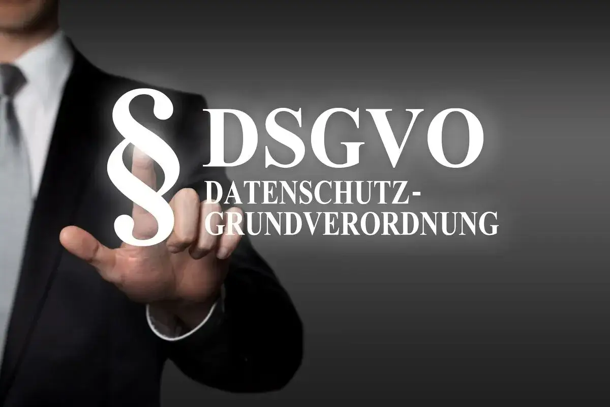 Mann im Anzug ber&uuml;hrt Paragraphen-Symbol und Text 