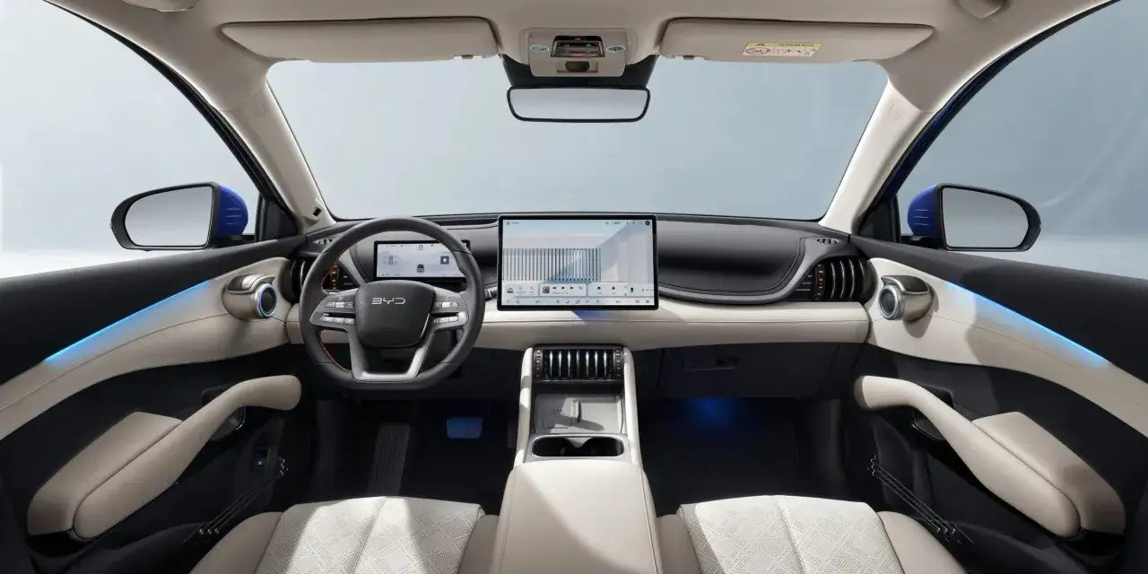 Wnętrze BYD Atto 3 z dużym ekranem dotykowym i nowoczesnym designem. Sprawdź byd atto 3 cena i wyposażenie.