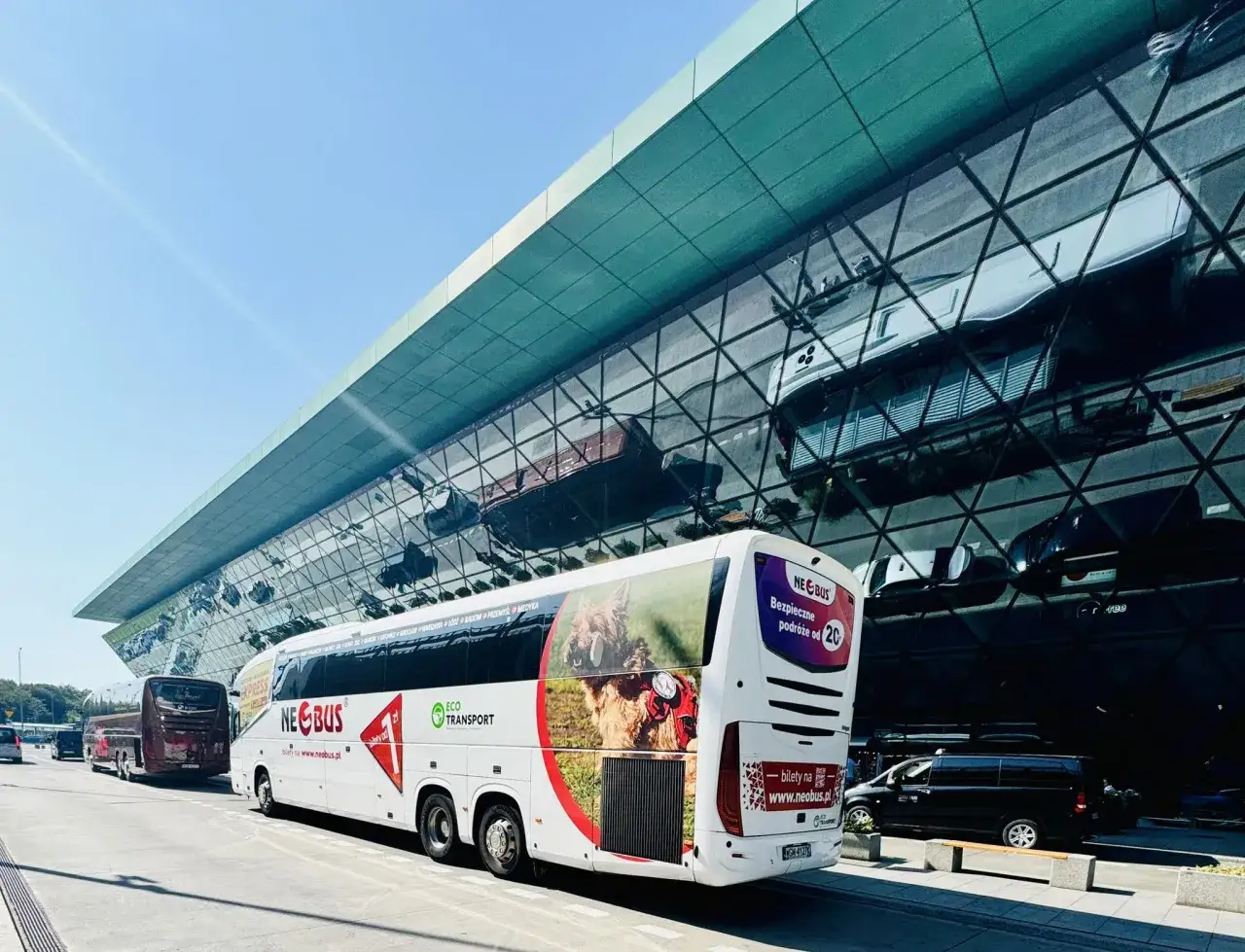 Autobus Neobus z reklamą