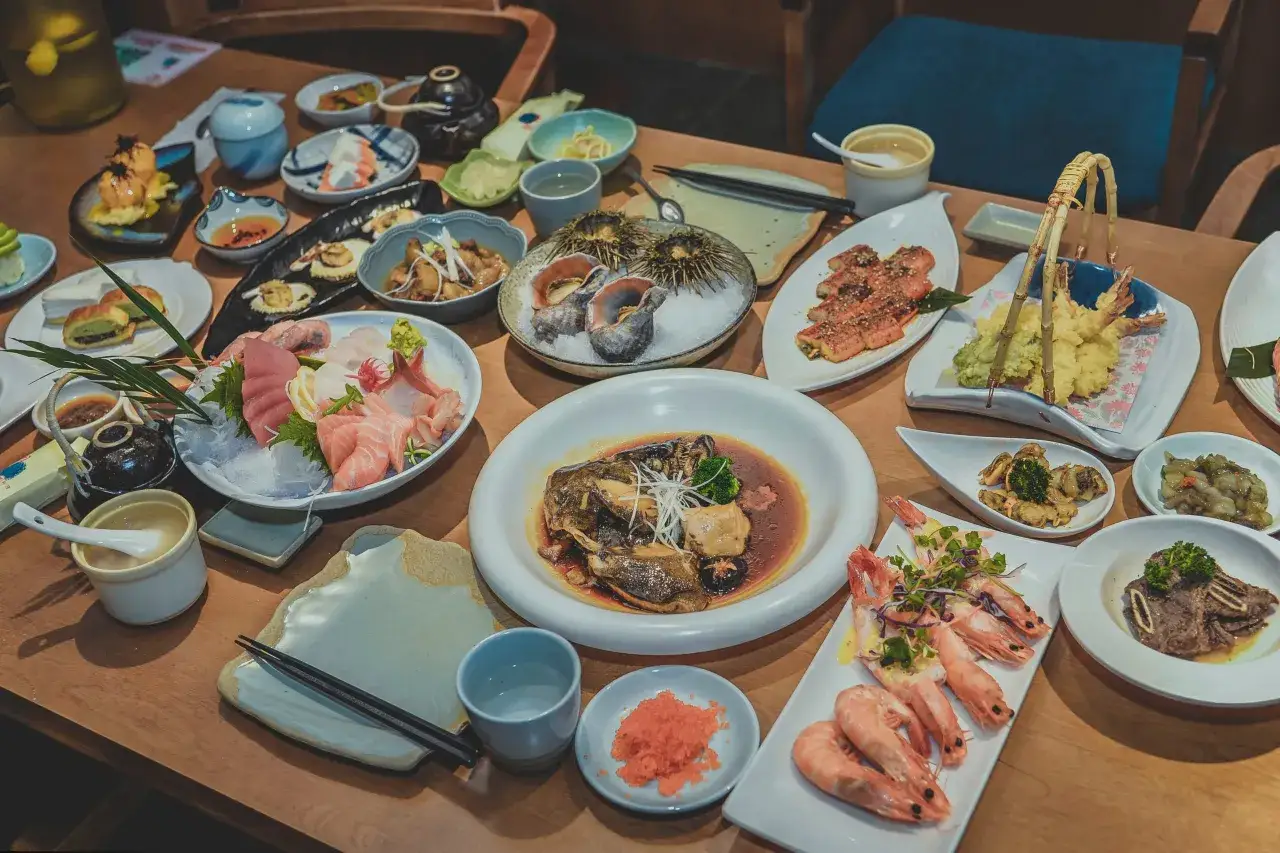 Ein üppiges japanisches Festmahl mit Sashimi, Tempura, Garnelen und mehr. Ein perfektes Beispiel für den japanischen Knigge bei Tisch.