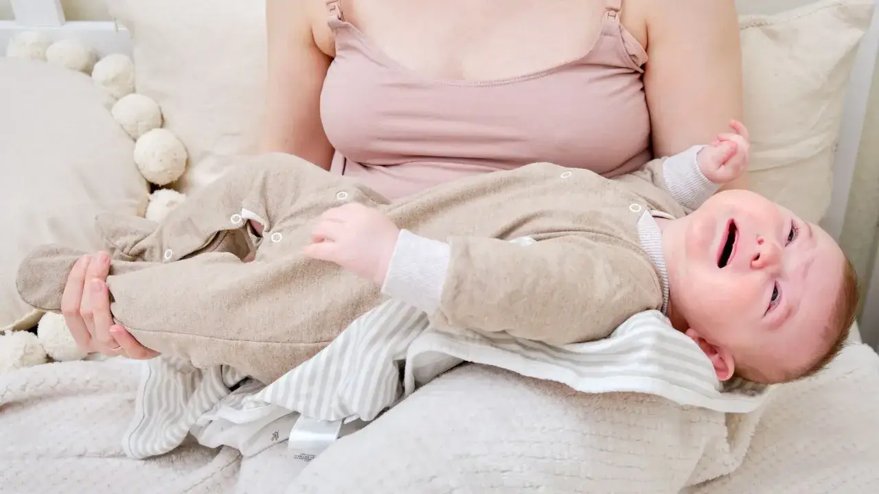 Verzweifelt weint das Baby, obwohl es hungrig ist. Die Mutter versucht, es zu beruhigen, doch das Baby verweigert die Brust.