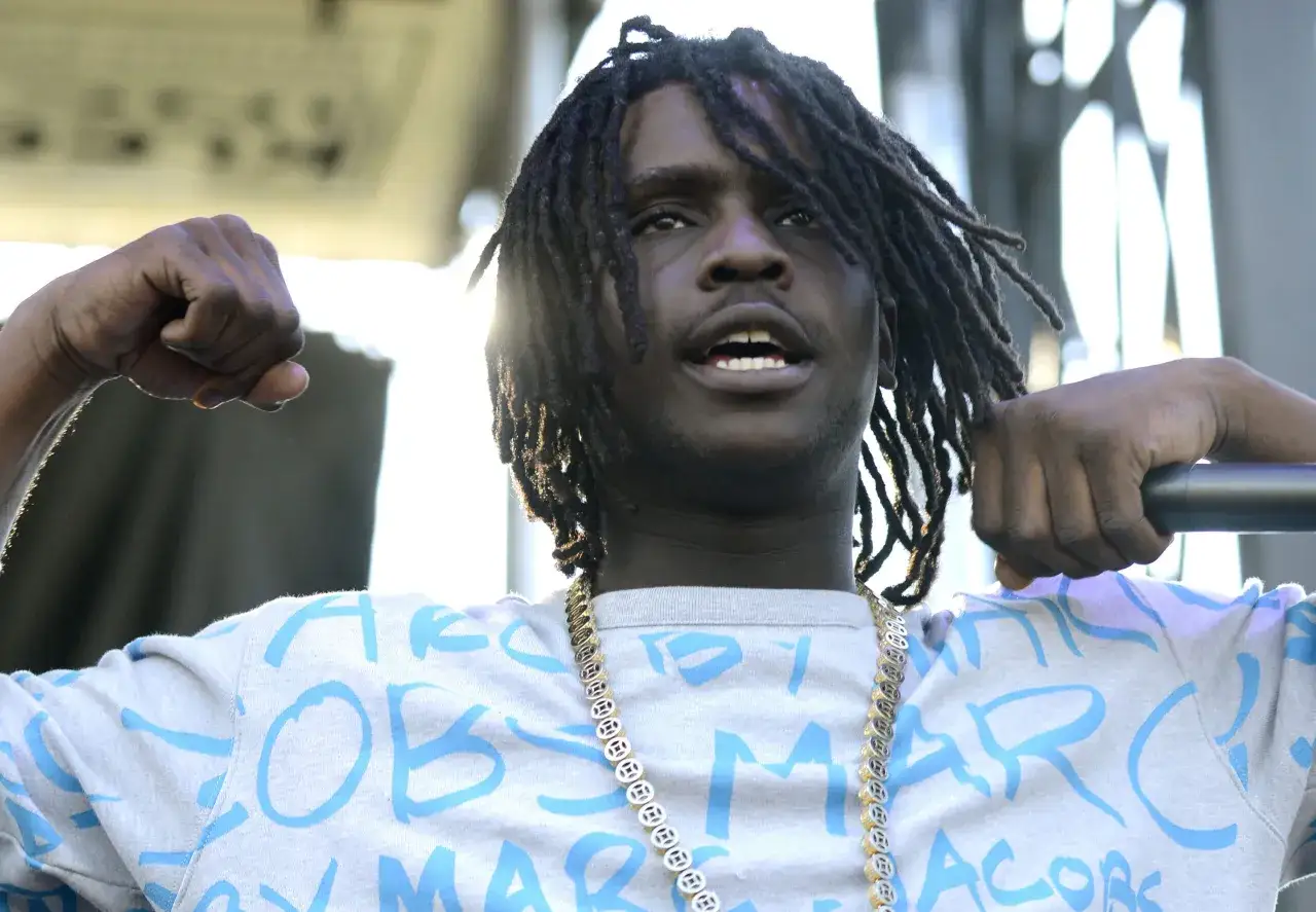 Raper Chief Keef, którego wiek jest często przedmiotem dyskusji, na scenie z mikrofonem.