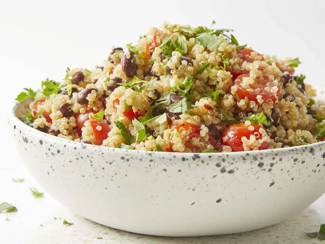 Salade color&eacute;e de quinoa, haricots noirs et tomates cerises, un d&eacute;lice qui met en avant les quinoa bienfaits pour la sant&eacute;.