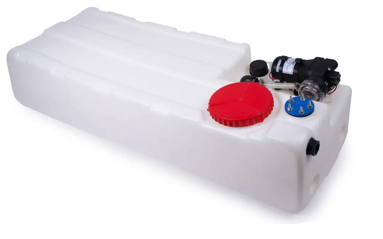 Wei&szlig;er **Wassertank** f&uuml;r **Trinkwasser** mit Pumpe und Anschl&uuml;ssen, bereit f&uuml;r den Einsatz auf Booten oder Wohnmobilen.