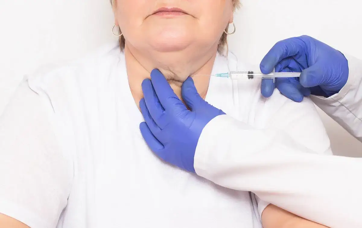 Lekarz wykonujący biopsję tarczycy pod kontrolą USG