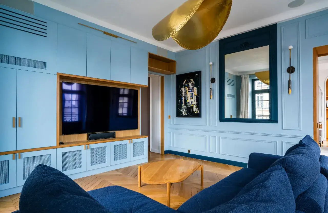 Le bleu ciel des murs et des meubles cr&eacute;e une ambiance lumineuse. Quelle couleur pour une grande pi&egrave;ce &agrave; vivre ? Le bleu est une excellente option, apportant douceur et modernit&eacute;.