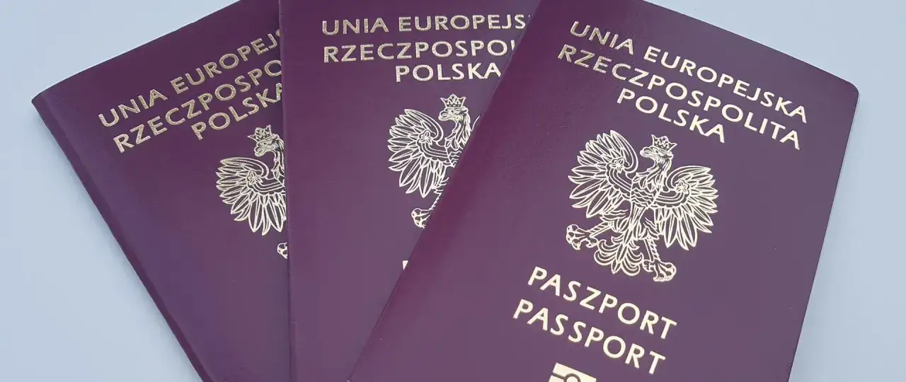 Trzy polskie paszporty. Czy do Finlandii można lecieć na dowód? Sprawdź wymagane dokumenty.