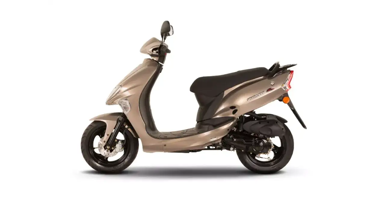 Złoty skuter Kymco Vitality 50 2T na białym tle.