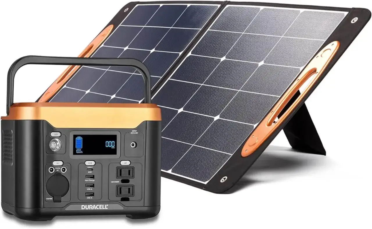 Solarenergie für den Bergbau: Ein tragbares Kraftwerk und faltbares Solarpanel, bereit für den Einsatz.