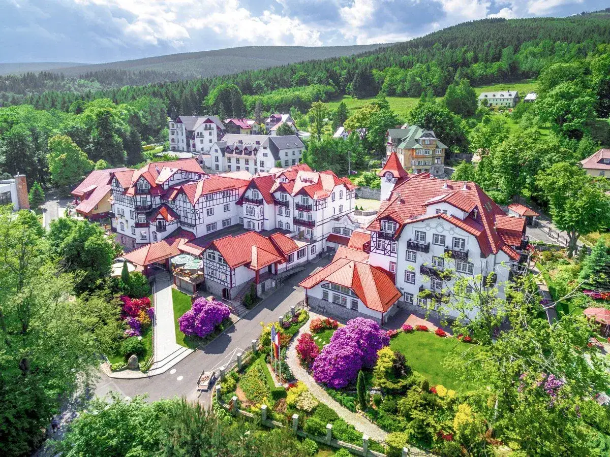 Ein malerisches Hotel im Kurort Bad Liebwerda, umgeben von &uuml;ppiger Natur und bl&uuml;henden Rhododendren.