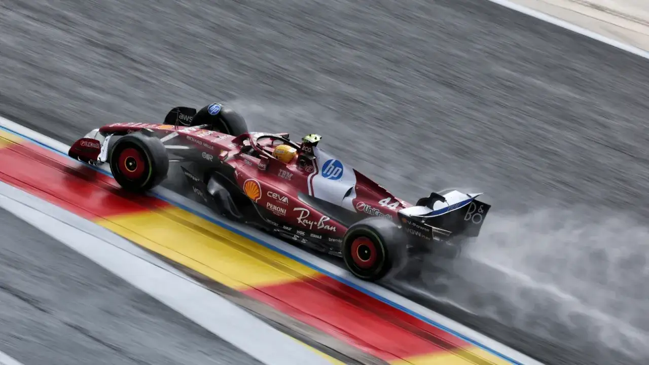 Lewis Hamilton rast im Regen auf der Rennstrecke.
