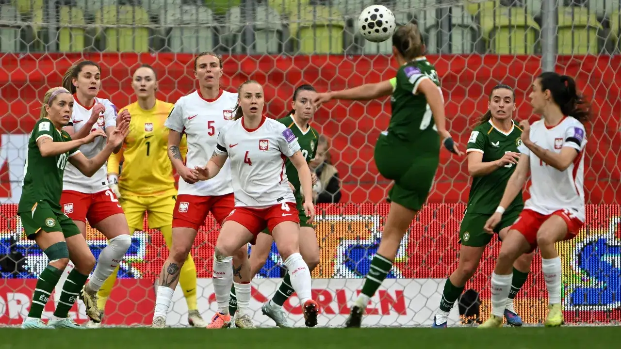Piłkarki Polski i Irlandii walczą o piłkę w polu karnym. Emocjonujący mecz Polska &ndash; Irlandia.
