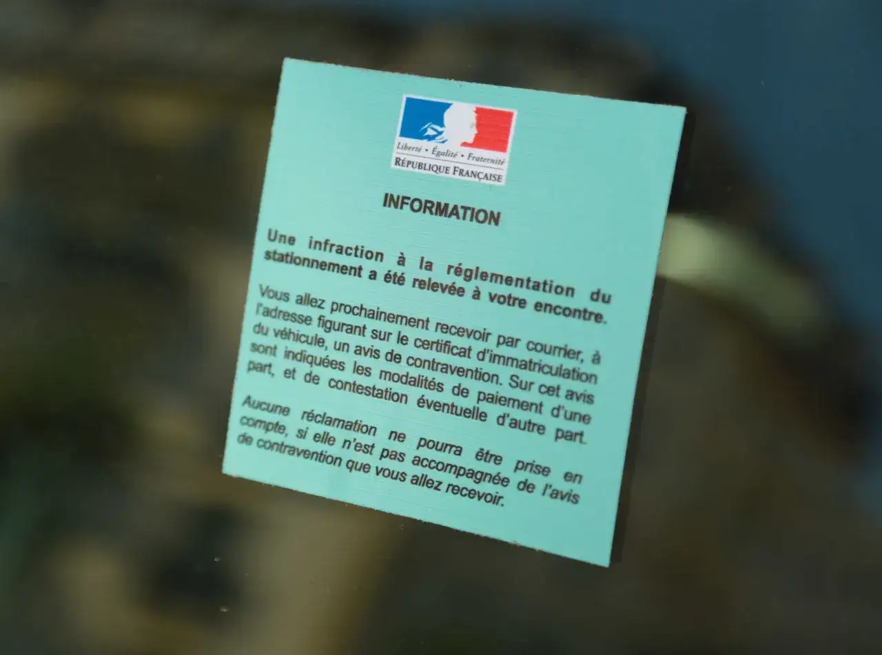 Avis de contravention pour une amende stationnement non payé, reçu par courrier. Il détaille les modalités de paiement et de contestation.