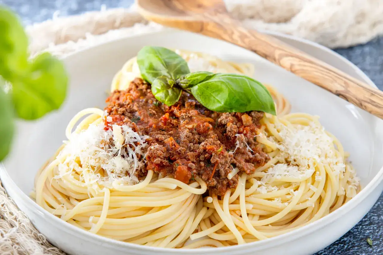 Teller mit perfekter Portion Spaghetti Bolognese