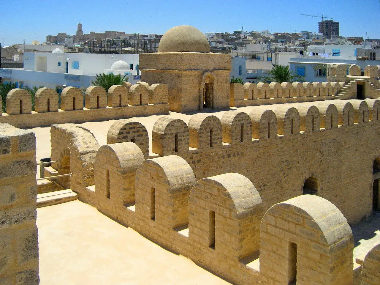 Fortyfikacje w Sousse, Tunezja. Warto zobaczyć te historyczne mury i budowle, kt&oacute;re opowiadają historie minionych wiek&oacute;w.
