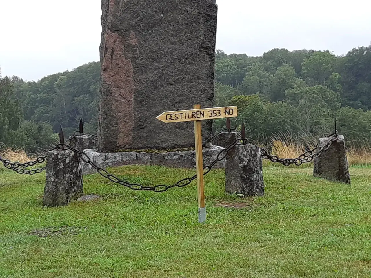 Minnessten vid Gestilren, platsen f&ouml;r ett historiskt slag. En gul skylt pekar mot 